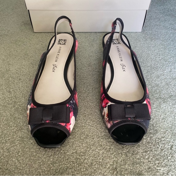 Anne Klein "iflex" 1.5" Heel Peep Toe Slingback Floral and Black ~10 M~ Classy - Picture 3 of 13